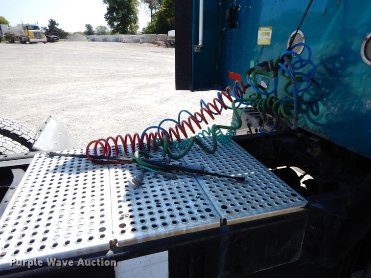 image for item HJ9719 2000 International 9200i  semi truck