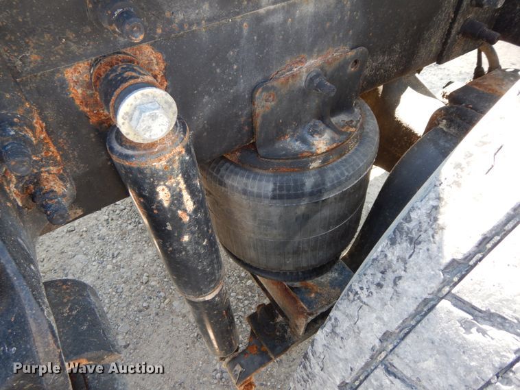 image for item HJ9719 2000 International 9200i  semi truck