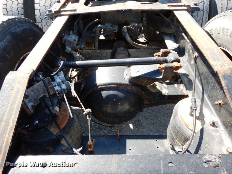 image for item HJ9719 2000 International 9200i  semi truck