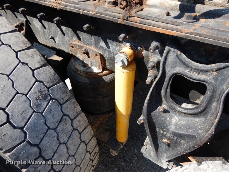 image for item HJ9719 2000 International 9200i  semi truck