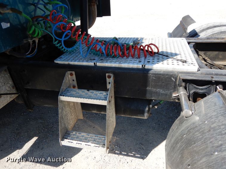 image for item HJ9719 2000 International 9200i  semi truck