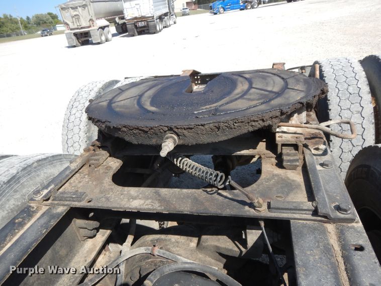 image for item HJ9719 2000 International 9200i  semi truck