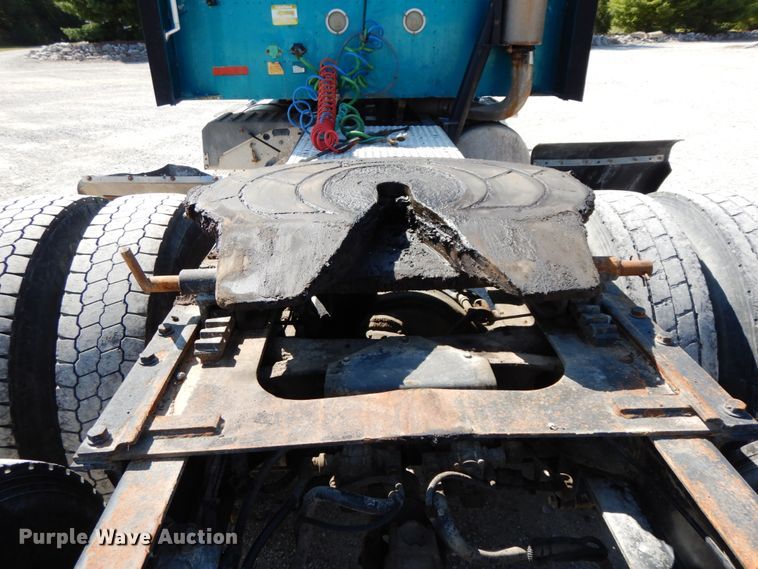 image for item HJ9719 2000 International 9200i  semi truck