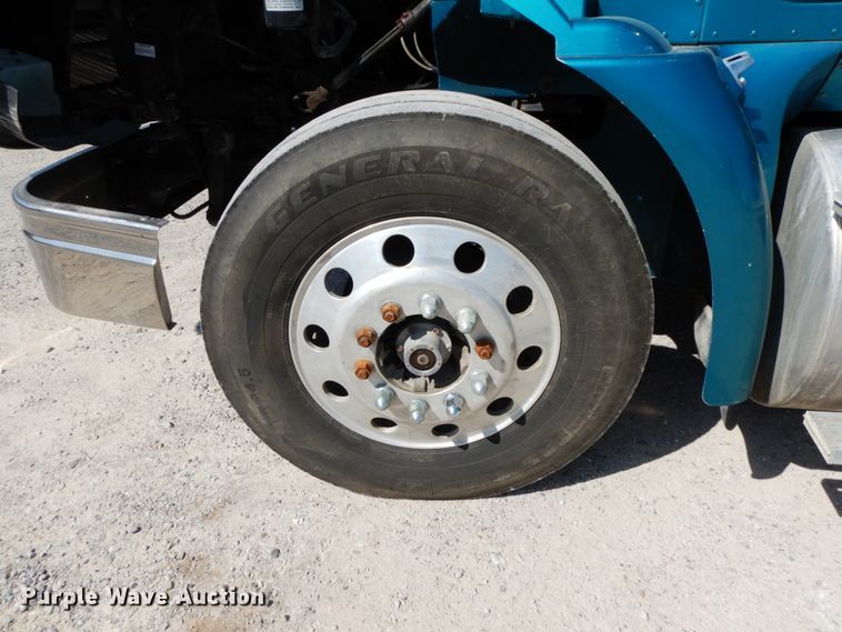 image for item HJ9719 2000 International 9200i  semi truck