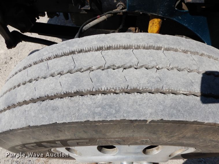 image for item HJ9719 2000 International 9200i  semi truck