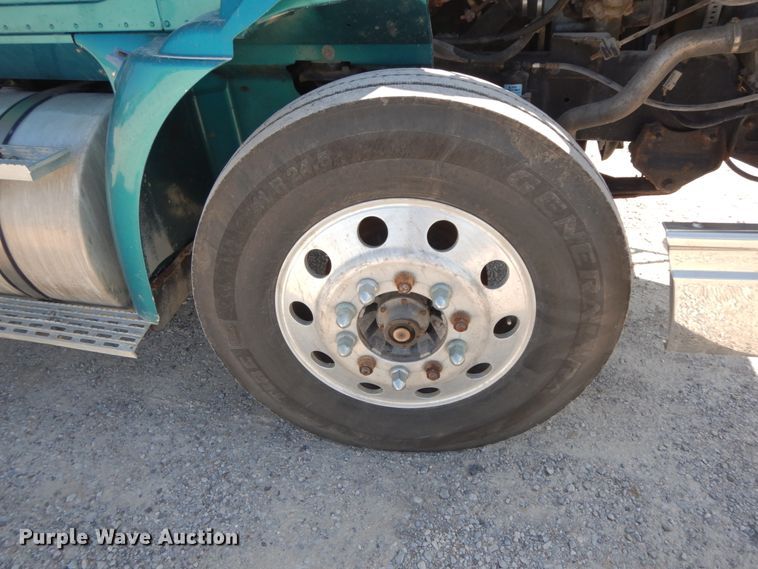 image for item HJ9719 2000 International 9200i  semi truck