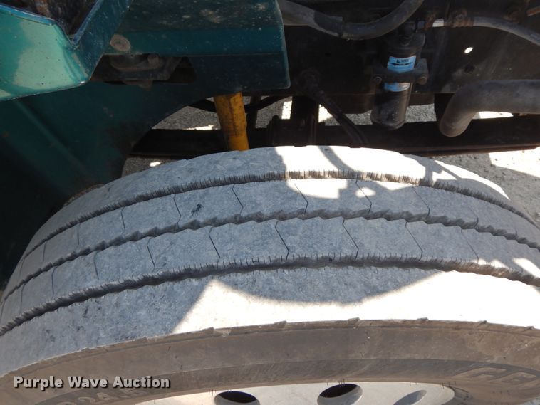 image for item HJ9719 2000 International 9200i  semi truck