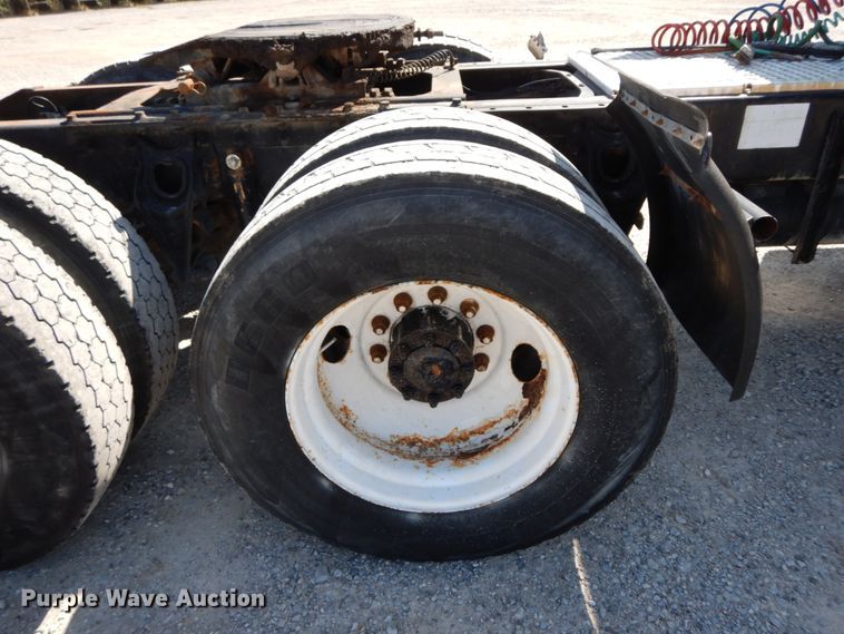 image for item HJ9719 2000 International 9200i  semi truck