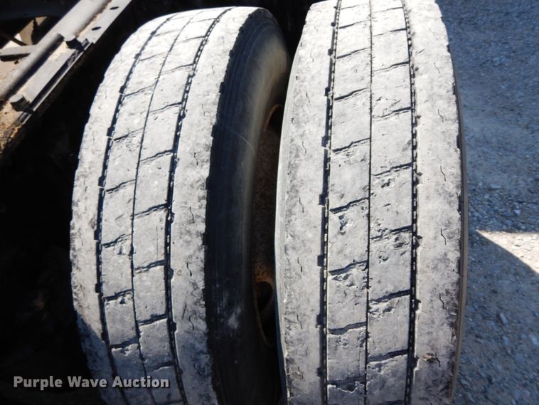 image for item HJ9719 2000 International 9200i  semi truck