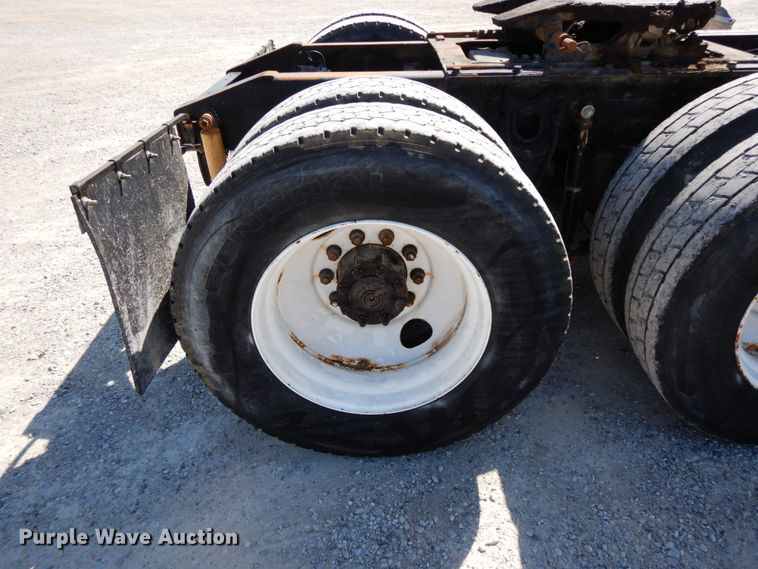 image for item HJ9719 2000 International 9200i  semi truck