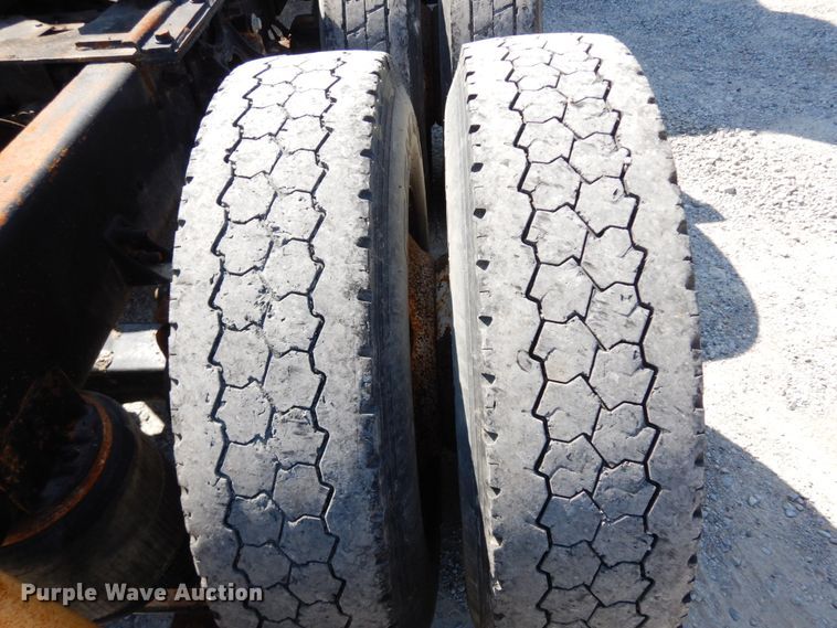 image for item HJ9719 2000 International 9200i  semi truck