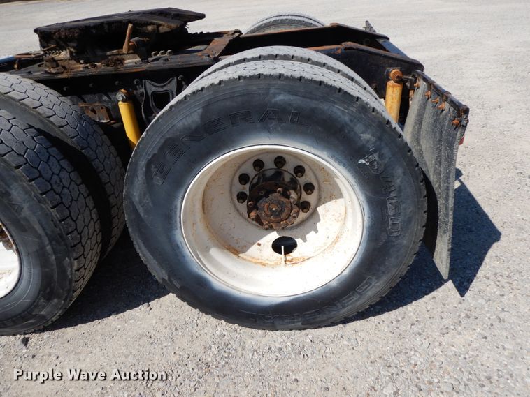 image for item HJ9719 2000 International 9200i  semi truck