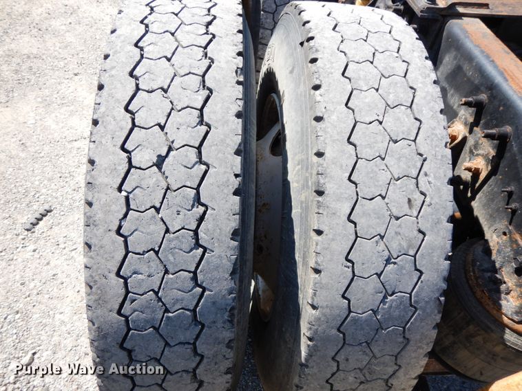 image for item HJ9719 2000 International 9200i  semi truck