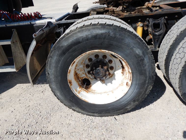 image for item HJ9719 2000 International 9200i  semi truck