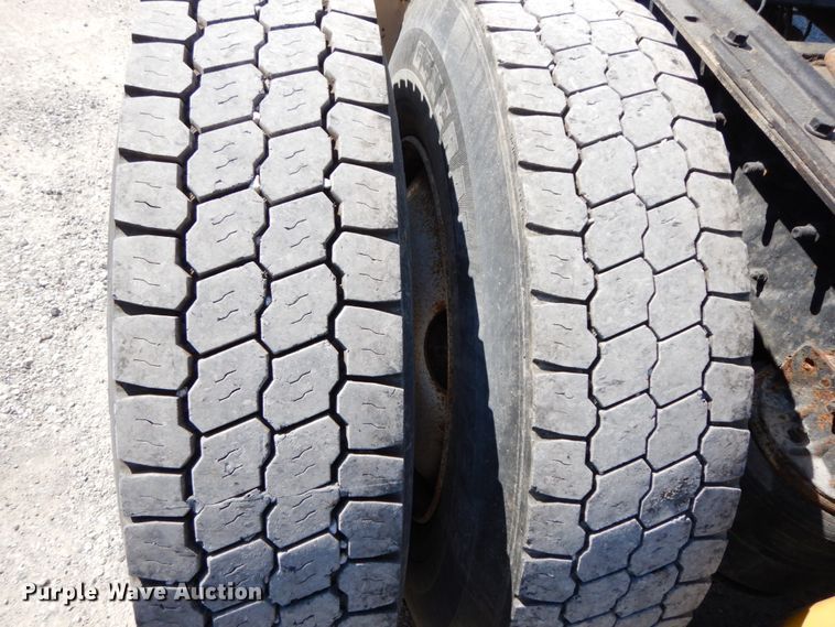 image for item HJ9719 2000 International 9200i  semi truck