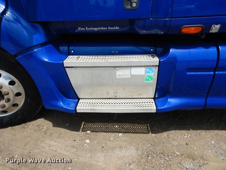 image for item HJ9803 2007 Peterbilt 387  semi truck