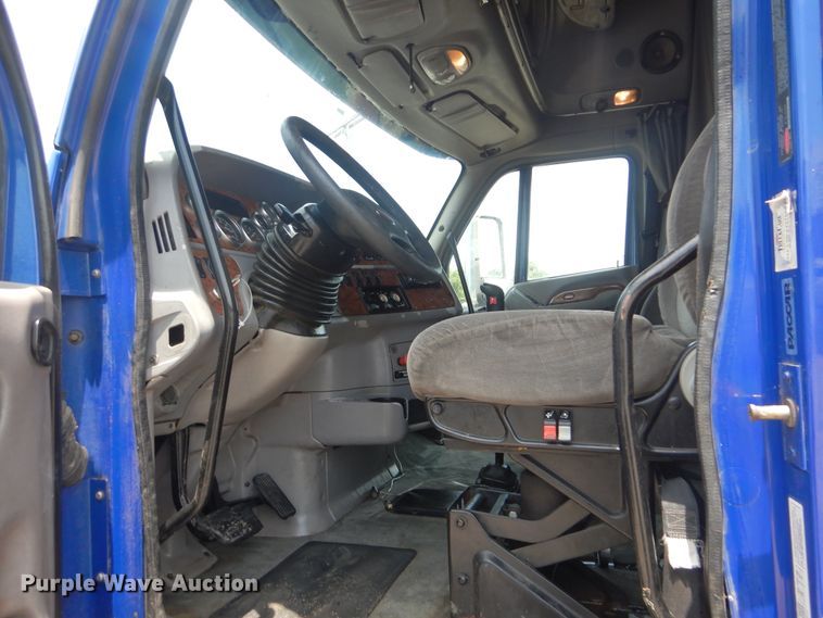 image for item HJ9803 2007 Peterbilt 387  semi truck