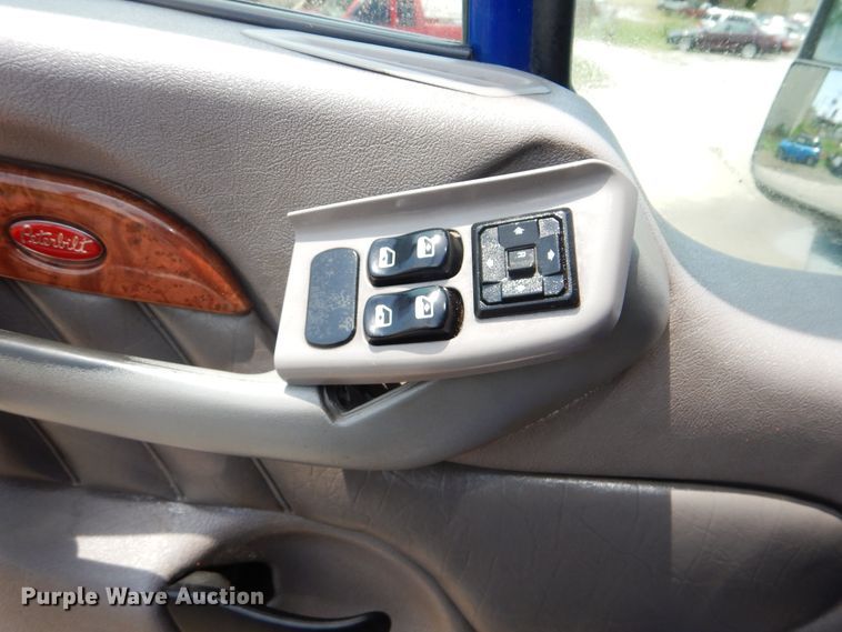 image for item HJ9803 2007 Peterbilt 387  semi truck