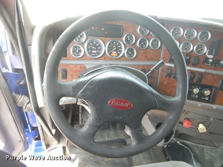 image for item HJ9803 2007 Peterbilt 387  semi truck