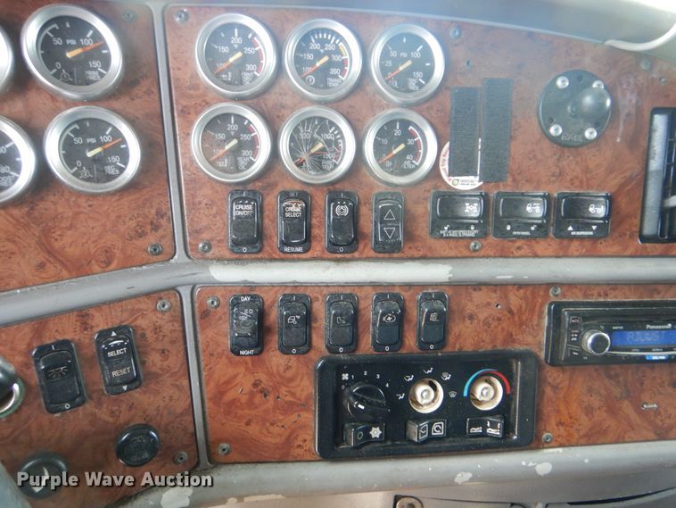 image for item HJ9803 2007 Peterbilt 387  semi truck