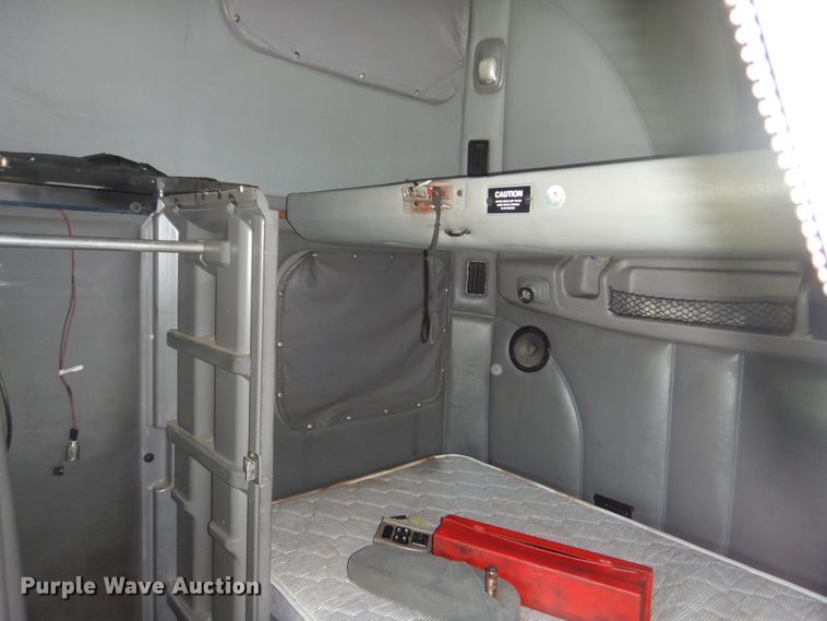 image for item HJ9803 2007 Peterbilt 387  semi truck