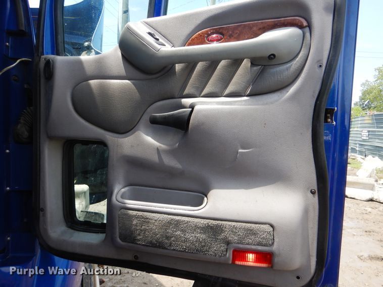 image for item HJ9803 2007 Peterbilt 387  semi truck