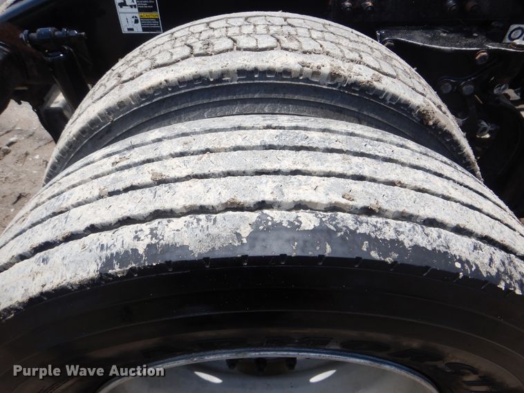 image for item HJ9803 2007 Peterbilt 387  semi truck