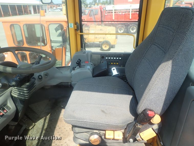 image for item DE0788 2004 Volvo L110E  wheel loader