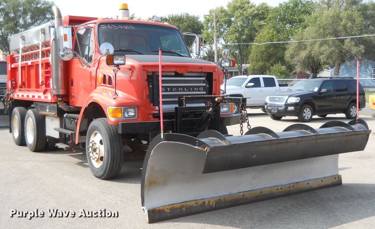 image for item DE4524 2003 Sterling LT7501  dump truck