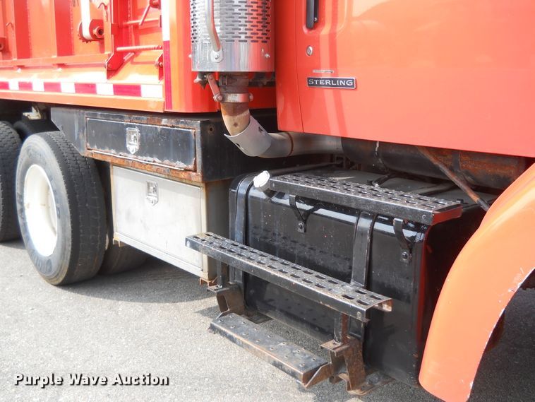 image for item DE4524 2003 Sterling LT7501  dump truck