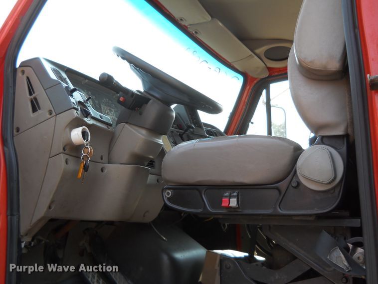 image for item DE4525 2001 Sterling LT7501   dump truck