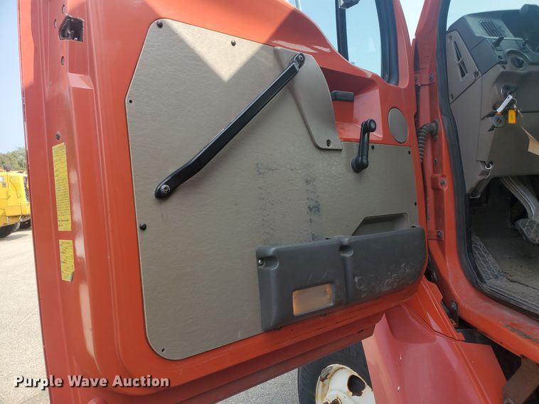 image for item DE4526 2006 Sterling LT7500  dump truck