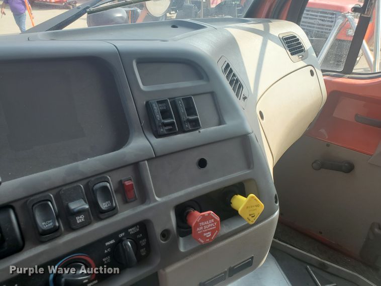 image for item DE4526 2006 Sterling LT7500  dump truck