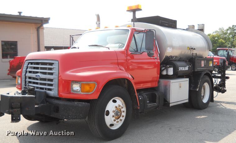 image for item DE4528 1998 Ford F800  oil distributor truck