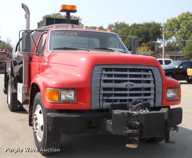 image for item DE4528 1998 Ford F800  oil distributor truck