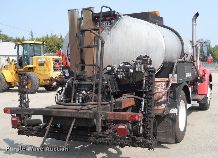 image for item DE4528 1998 Ford F800  oil distributor truck