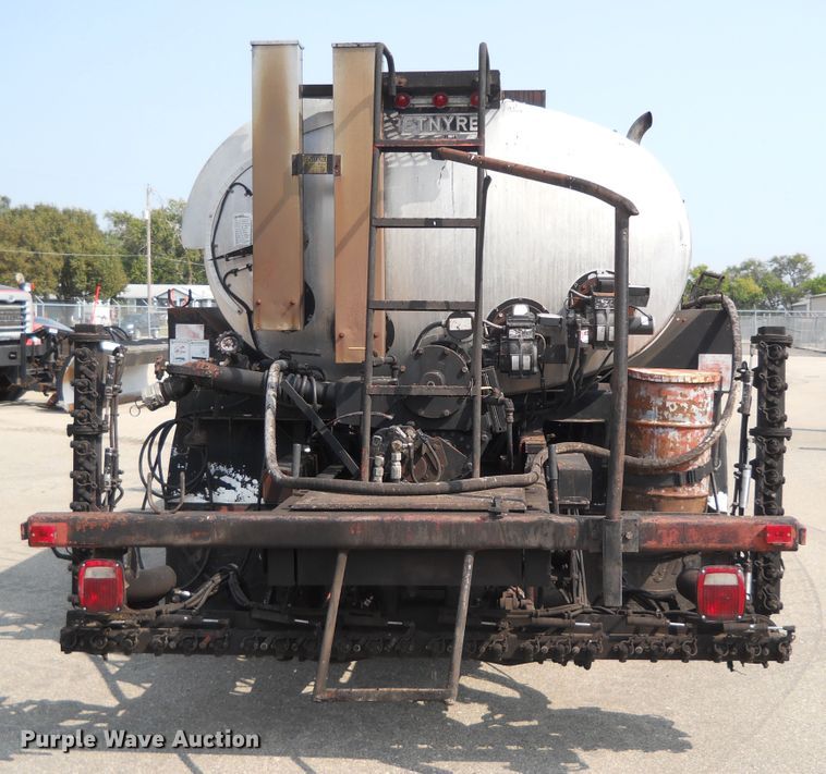 image for item DE4528 1998 Ford F800  oil distributor truck