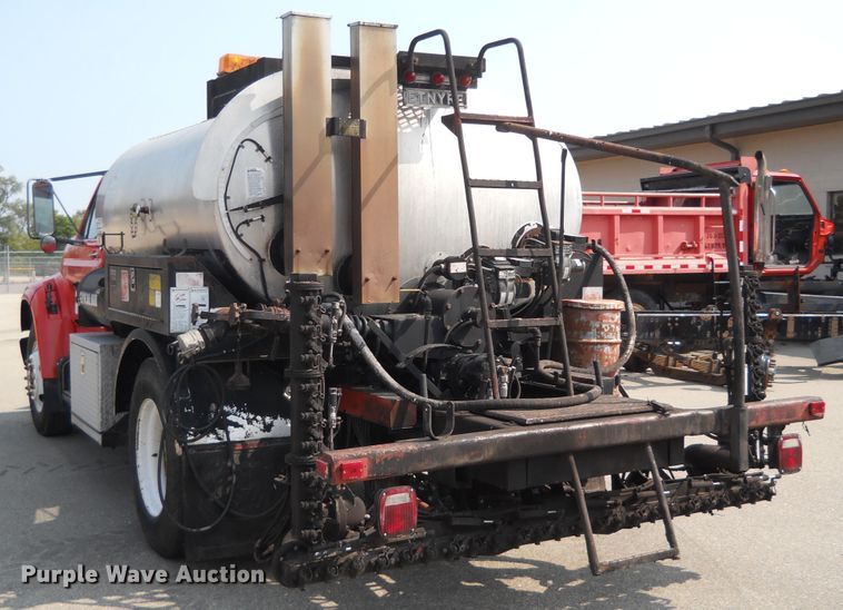 image for item DE4528 1998 Ford F800  oil distributor truck