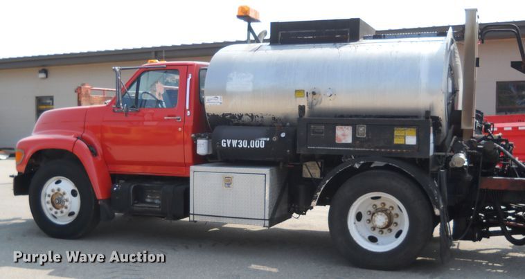 image for item DE4528 1998 Ford F800  oil distributor truck