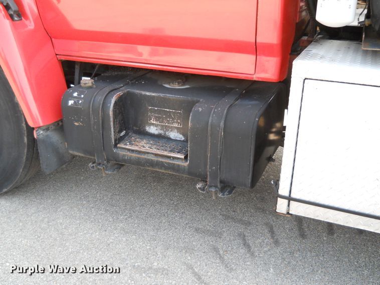 image for item DE4528 1998 Ford F800  oil distributor truck