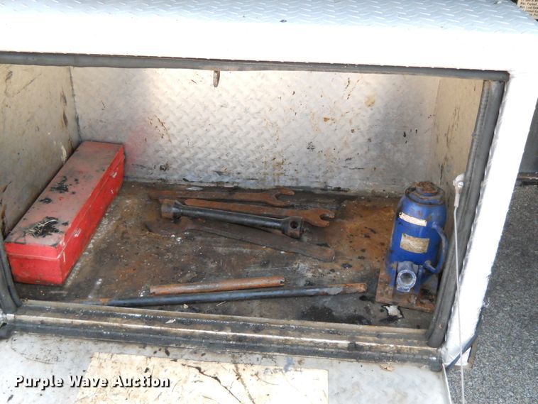 image for item DE4528 1998 Ford F800  oil distributor truck