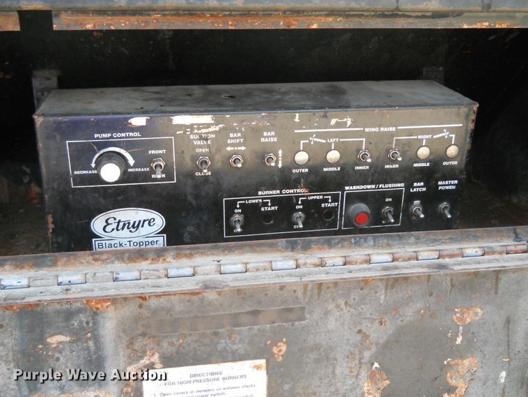 image for item DE4528 1998 Ford F800  oil distributor truck