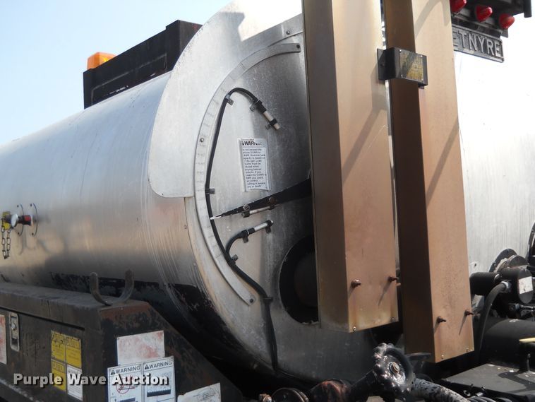 image for item DE4528 1998 Ford F800  oil distributor truck