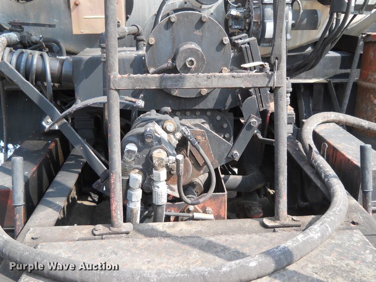 image for item DE4528 1998 Ford F800  oil distributor truck