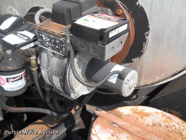 image for item DE4528 1998 Ford F800  oil distributor truck