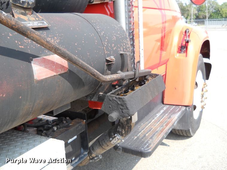 image for item DE4528 1998 Ford F800  oil distributor truck