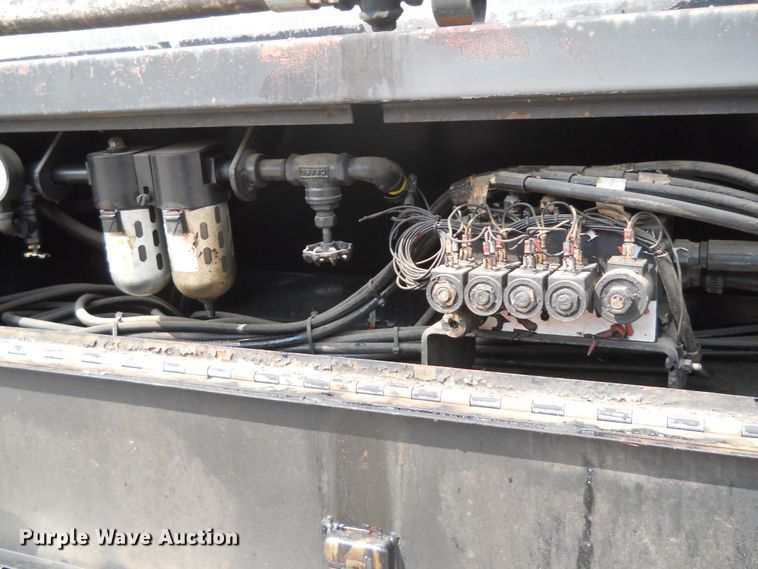 image for item DE4528 1998 Ford F800  oil distributor truck