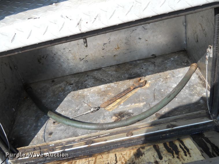 image for item DE4528 1998 Ford F800  oil distributor truck