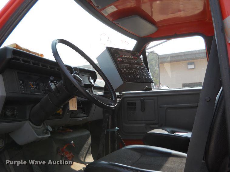 image for item DE4528 1998 Ford F800  oil distributor truck