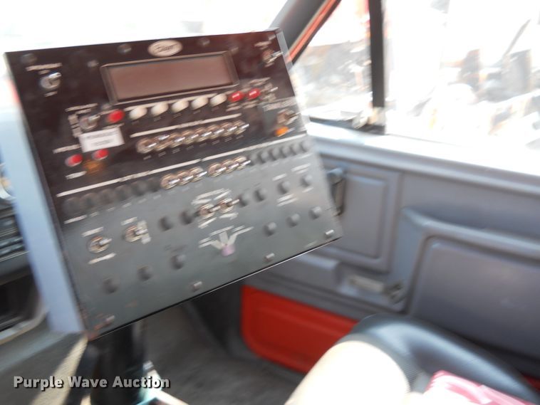 image for item DE4528 1998 Ford F800  oil distributor truck